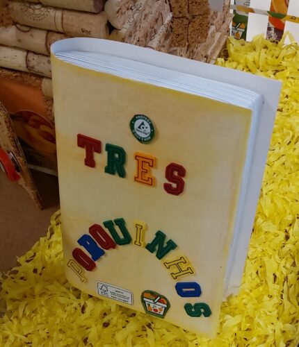 Livro: Três Porquinhos<br/>O livro “TRÊS PORQUINHOS” foi elaborado a partir da reutilização de uma caixa de doces forrada com cartolina branca. As crianças pintaram uma folha A4 com cor de cera no tom amarelo e forrou-se novamente a caixa.