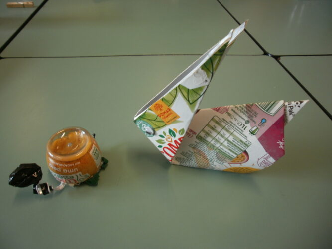 A Lebre foi elaborada usando a técnica de origami e a Tartaruga foi feita como construção usando diferentes materiais( cabeça e rabo-cápsula de café; patas-tampa do pacote de sumo; corpo-boião de polpa de fruta compal.)