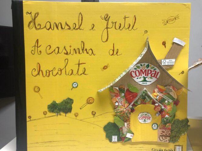 Capa de Hansel e Gretel - casinha de Chocolate <br/>Trabalho realizado em cartão com recortes de embalagens da Compal.
