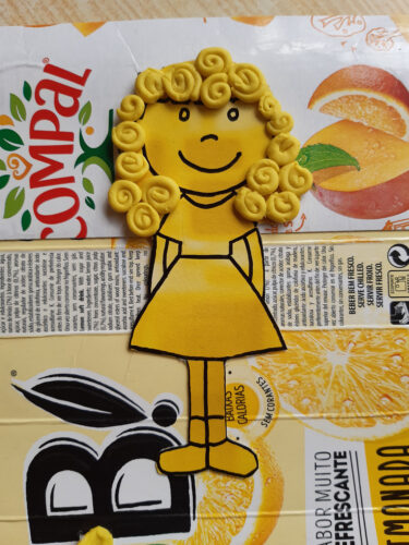 Caracóis de oiro é a personagem principal da história, retratada em cartão amarelo plastificado e com os cabelos feitos em plasticina amarela.