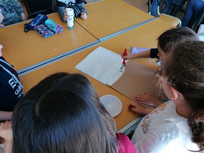 Os alunos foram divididos em grupos para elaboração do trabalho. Na foto está o grupo que pintou a capa do livro. Todos os outros passos foram elaborados com a participação dos alunos.