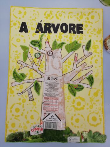«A Árvore» baseada na obra de Britta Teckentrup- a Árvore, personagem principal da história, foi composta por elementos das embalagens Tetra Pak e respetivos símbolos ( de acordo com o regulamento), a cor amarela foi realçada com estampagens.