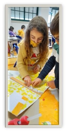 Os alunos pintam a capa da história, utilizando a rolha de cortiça como carimbo.