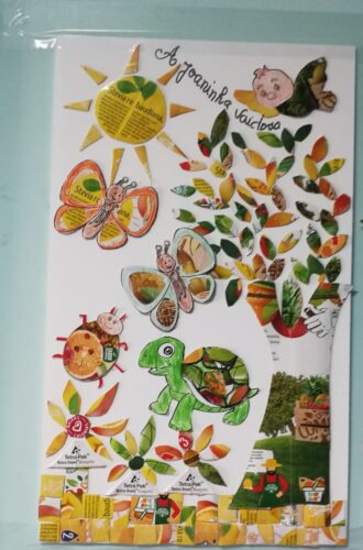 Título da história " A Joaninha vaidosa". A capa ilustra onde se passa a história ( a floresta), o espaço temporal ( durante o dia), e as personagens: a joaninha, a borboleta , a tartaruga e o pássaro. A capa foi feita em cartão e com embalagens compal.