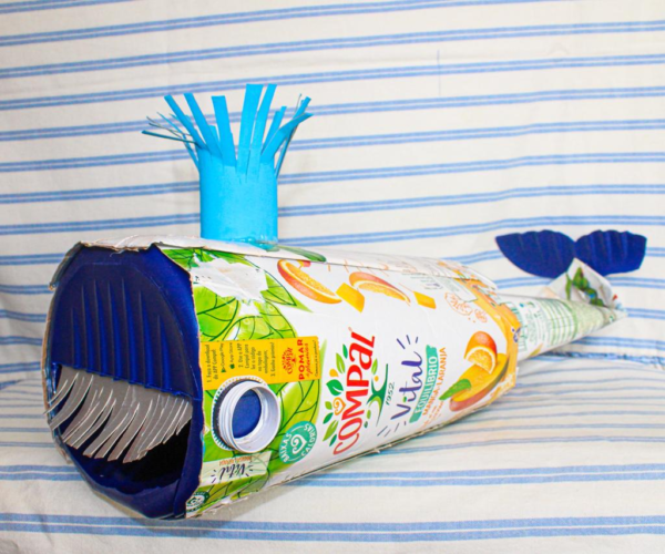 BALEIA com espiráculo: reutilização de embalagem de detergente, forrada com embalagens da Compal. O reverso da embalagem, também foi utilizada para as cerdas da boca.