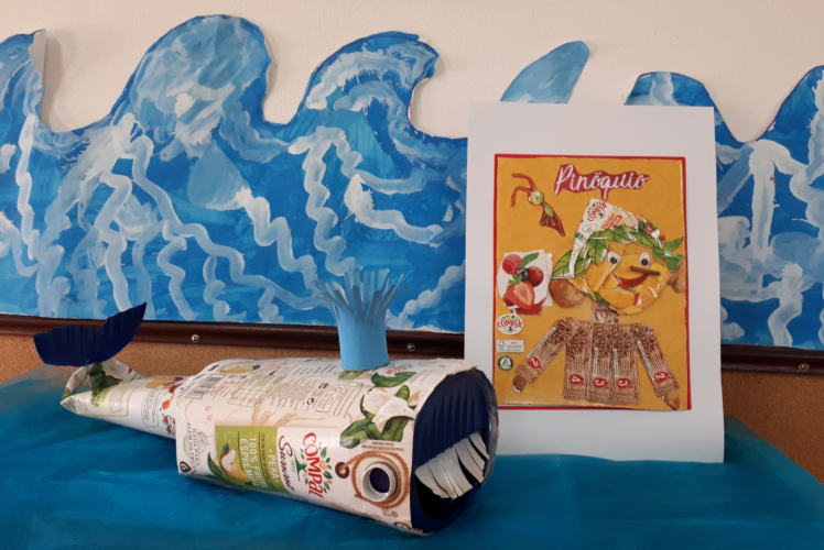 PINÓQUIO E BALEIA (ponto de encontro entre o Pinóquio e Gepetto).<br/>Toda a sala de atividades está rodeada de mar (pintura das crianças) e outras abordagens plásticas de baleias e foi o ambiente perfeito.