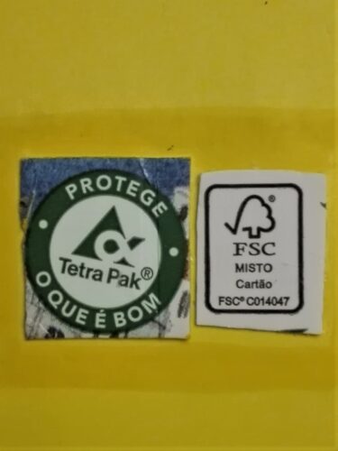 Os símbolos FSC e Tetrapak estão colados do lado direito, na parte de baixo da folha que contém a peça 2. em que a tartaruga caminha para a meta e a lebre dorme.