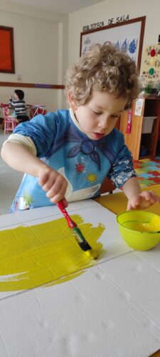 Preparação da capa do livro com a pintura da base em amarelo. Explicamos às crianças o motivo da "cor amarelo" e a sua ligação com a colocação no ecoponto.