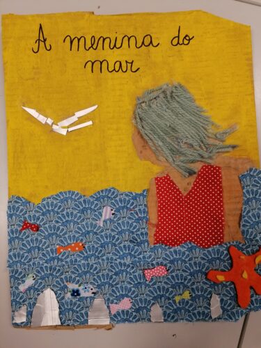 A menina do mar.(40x32cm) em cartão com materiais reutilizáveis ( cartão, tampas, lãs, tecidos, embalagens)