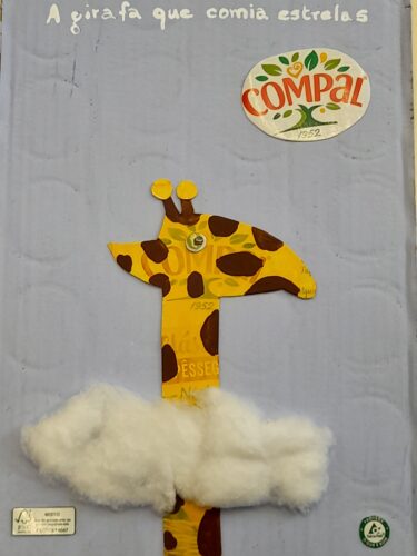 Capa do livro - A girafa que comia estrelas<br/>A capa foi elaborada numa base de cartão (reutilizado) com a ilustração da girafa em embalagens da Compal. Foi pintada com guaches.