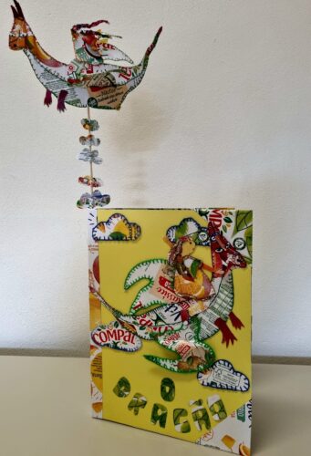 Capa feita com cartão de uma caixa de sapatos amarela. Fizemos a decoração da mesma, com o cartão, de embalagens da Tetra Pak da compal.